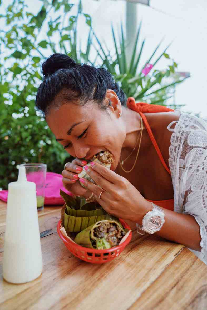 Woman-eating-in-munchies