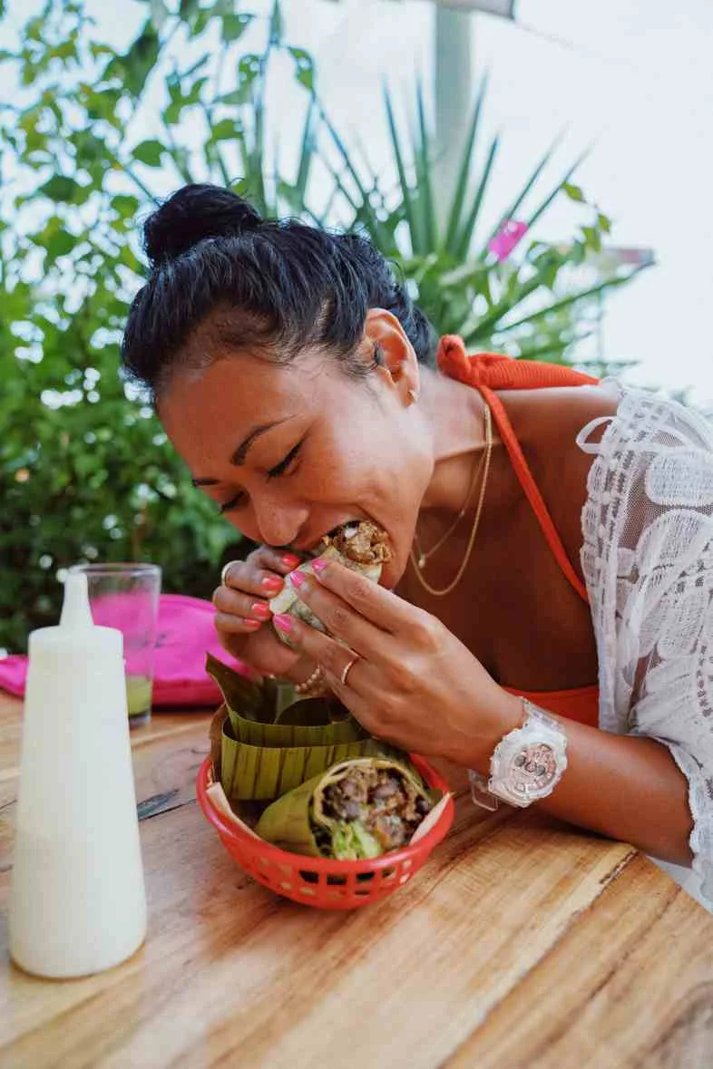 Woman-eating-in-munchies
