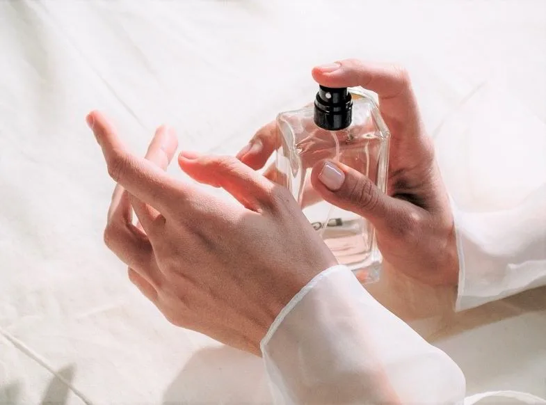 Hand spraying hemp perfume