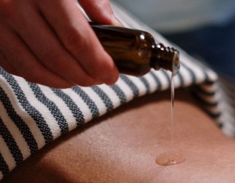 Application of an oil for muscular pains